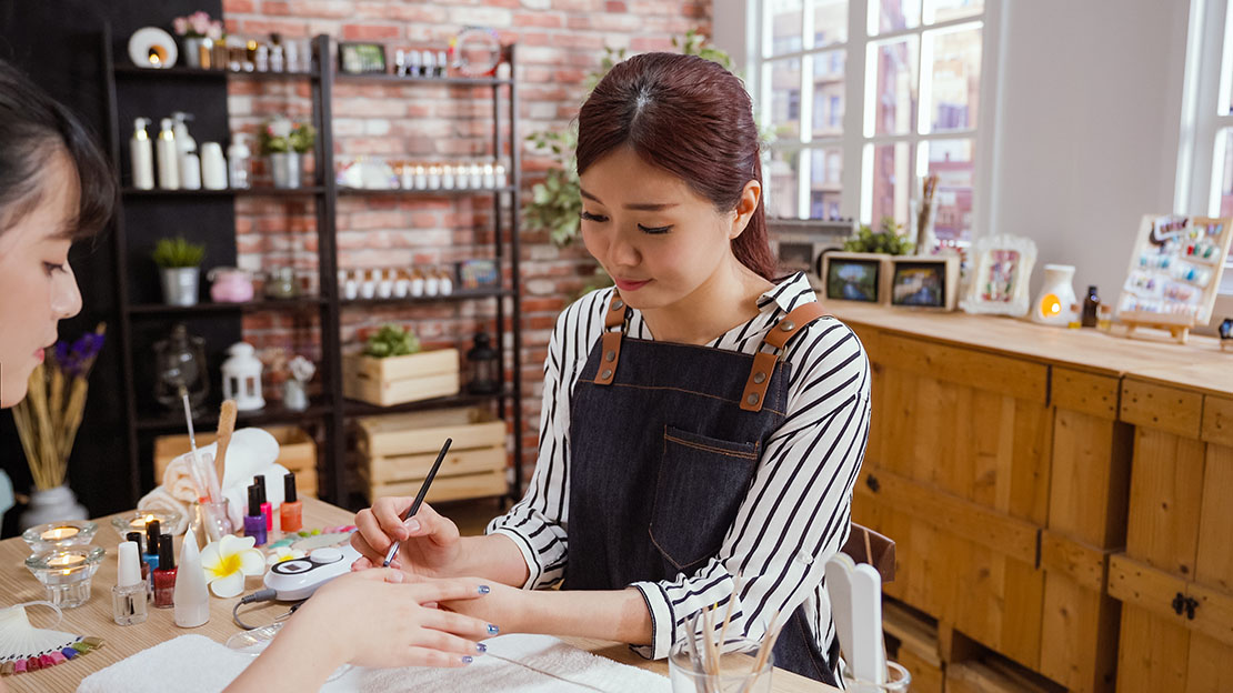 customer getting artificial nails